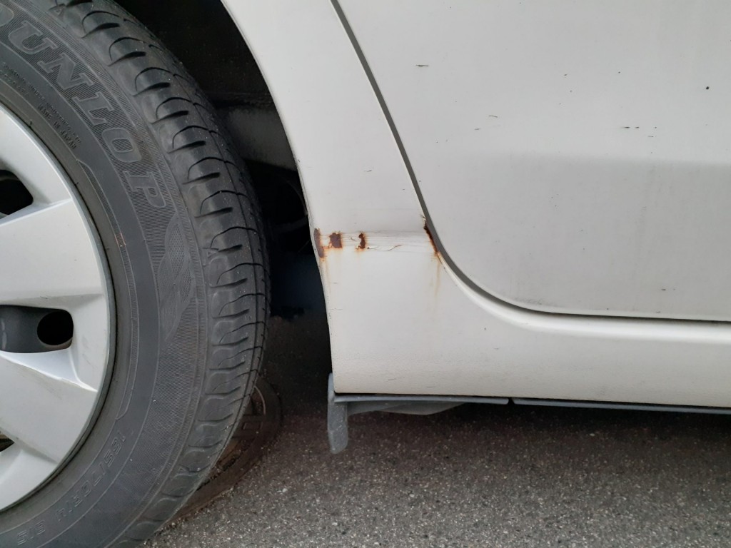 車の擦り傷のサビ