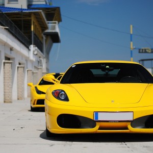 黄色フェラーリ