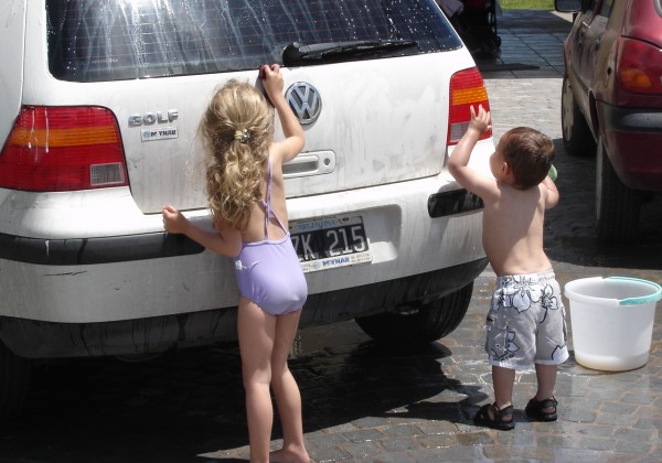 子供が洗車している